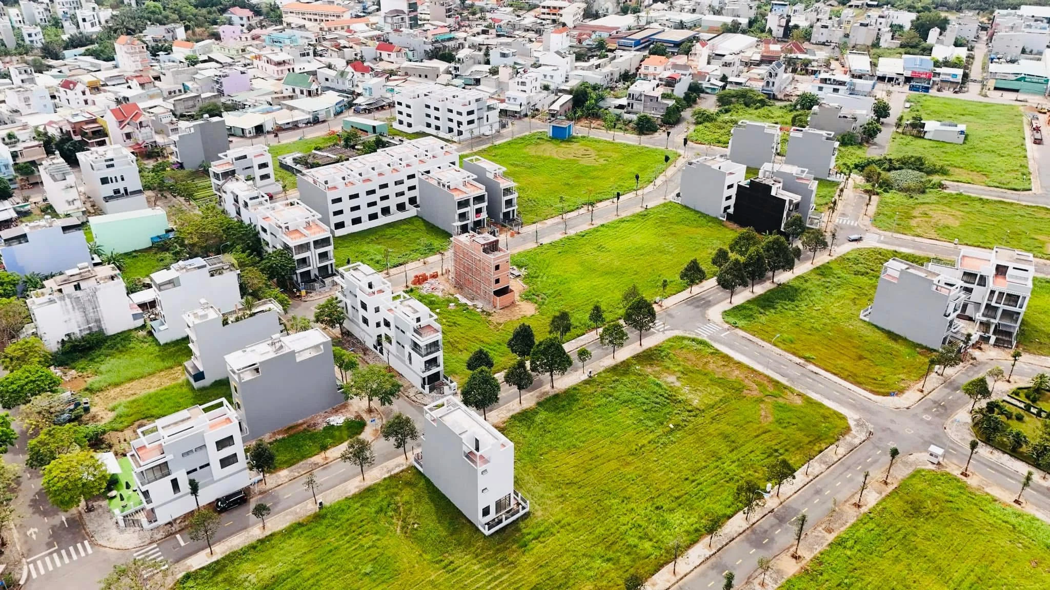 Bán căn nhà phố góc 2 mặt tiền đường 16m đông tăng long vị trí đẹp, giá tốt