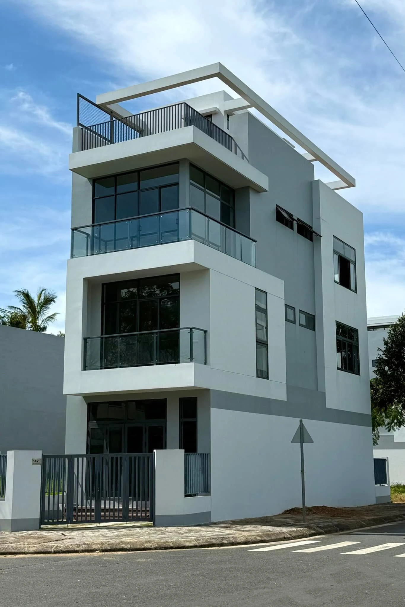 Bán căn nhà phố góc 2 mặt tiền đường 16m đông tăng long vị trí đẹp, giá tốt