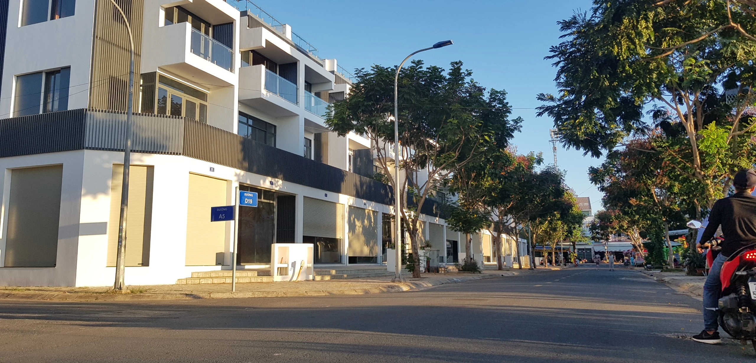 Bán shophouse đông tăng long đối diện trung tâm thương mại, giá 10,2 tỷ
