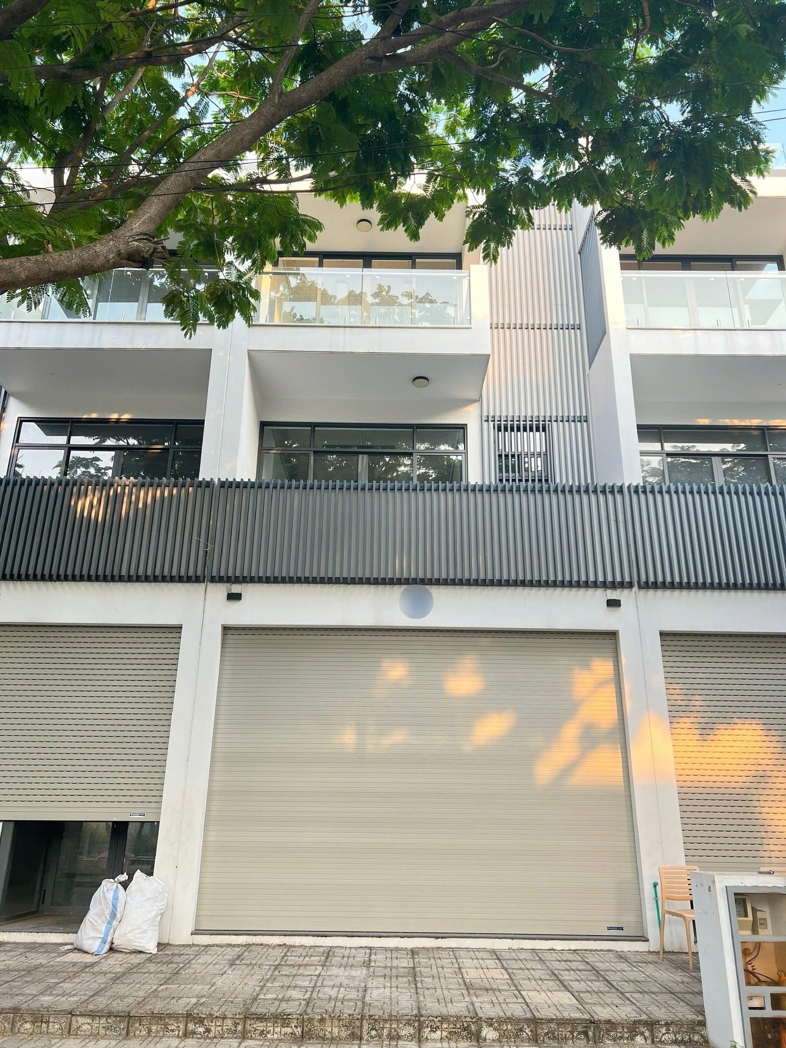 Bán shophouse đông tăng long đối diện trung tâm thương mại, giá 10,2 tỷ