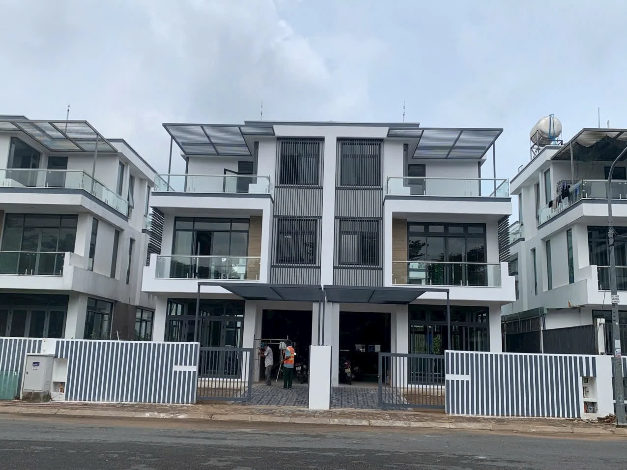 Bán nhà vườn song lập 8x20 đối diện khu căn hộ đông tăng long, view đẹp, sổ hồng sẵn
