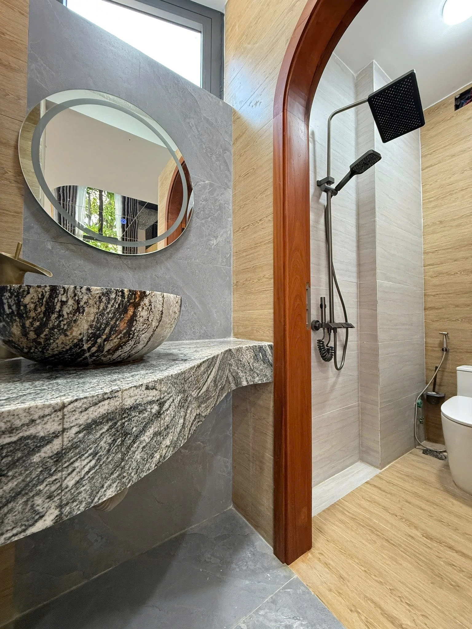 BÁN NHÀ MẶT TIỀN HOÀNG VĂN THỤ, 5 TẦNG, TRUNG TÂM QUY NHƠN NAM