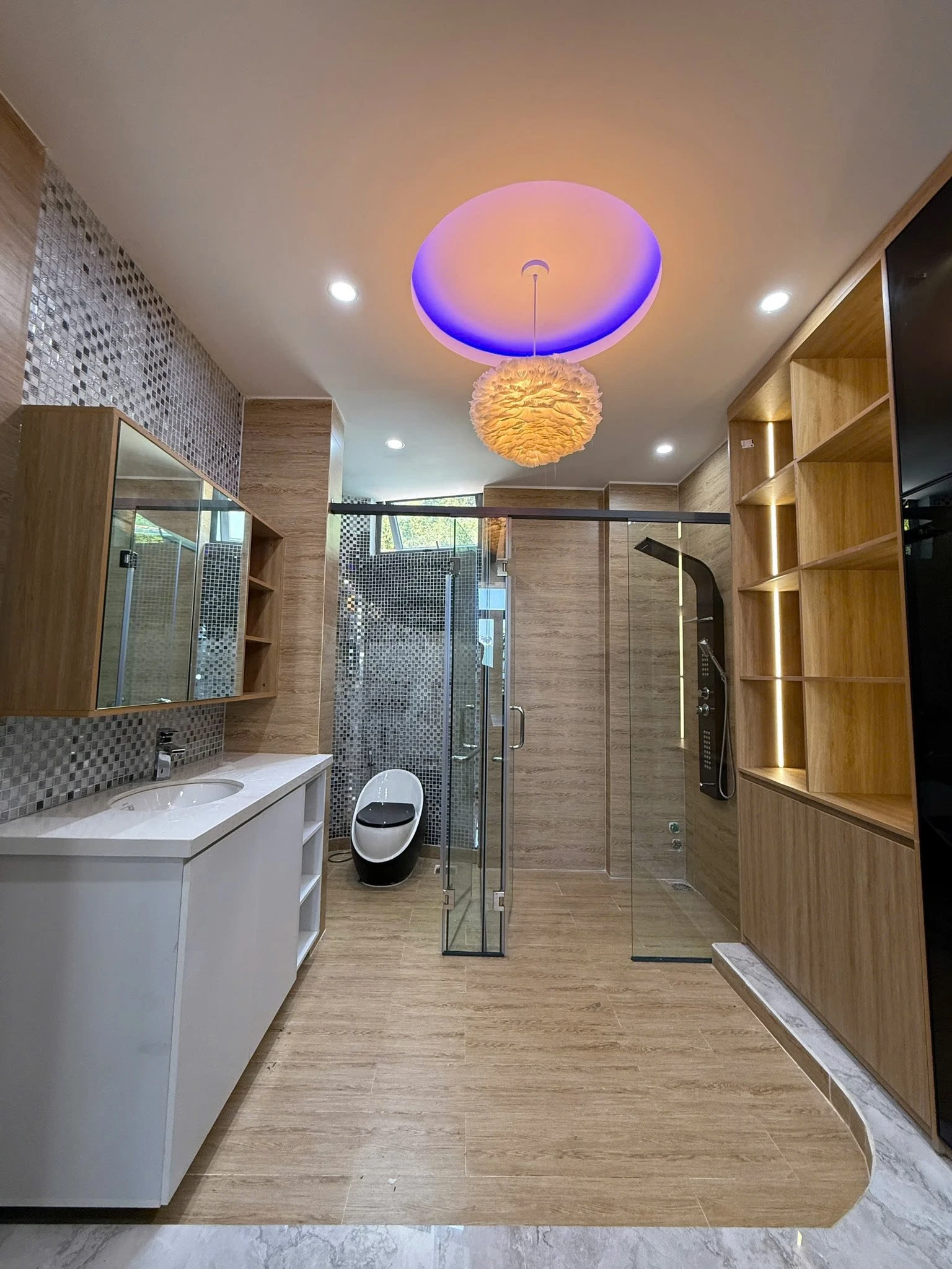 BÁN NHÀ MẶT TIỀN HOÀNG VĂN THỤ, 5 TẦNG, TRUNG TÂM QUY NHƠN NAM