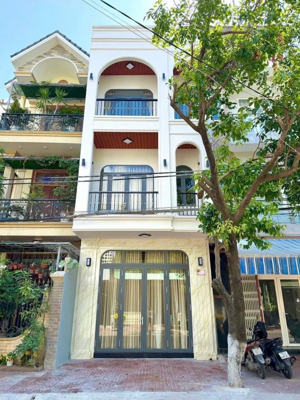 BÁN NHÀ 3 TẦNG MẶT TIỀN ĐƯỜNG THANH NIÊN – GẦN BIỂN TRUNG TÂM QUY NHƠN