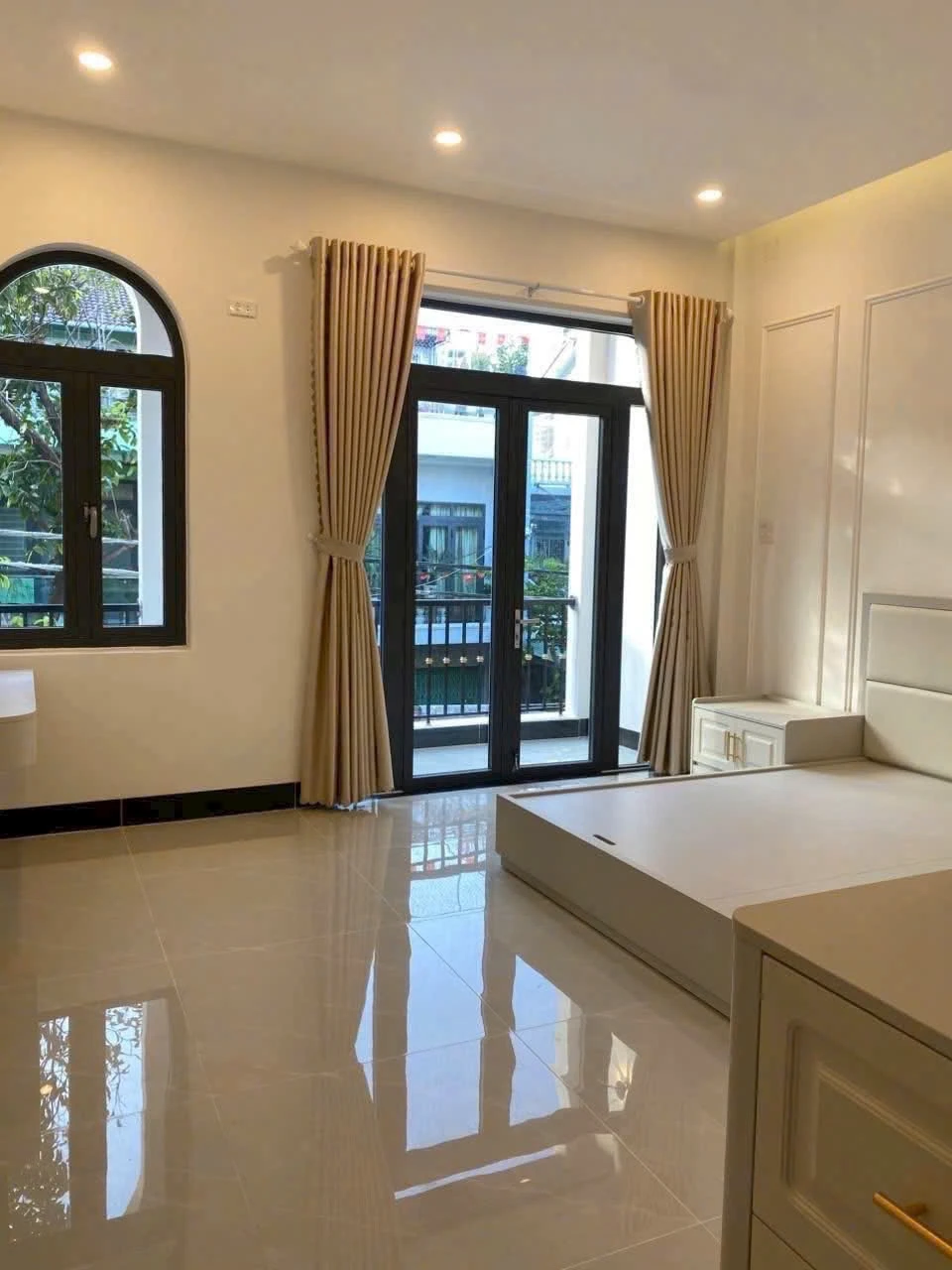 BÁN NHÀ 3 TẦNG MẶT TIỀN ĐƯỜNG THANH NIÊN – GẦN BIỂN TRUNG TÂM QUY NHƠN