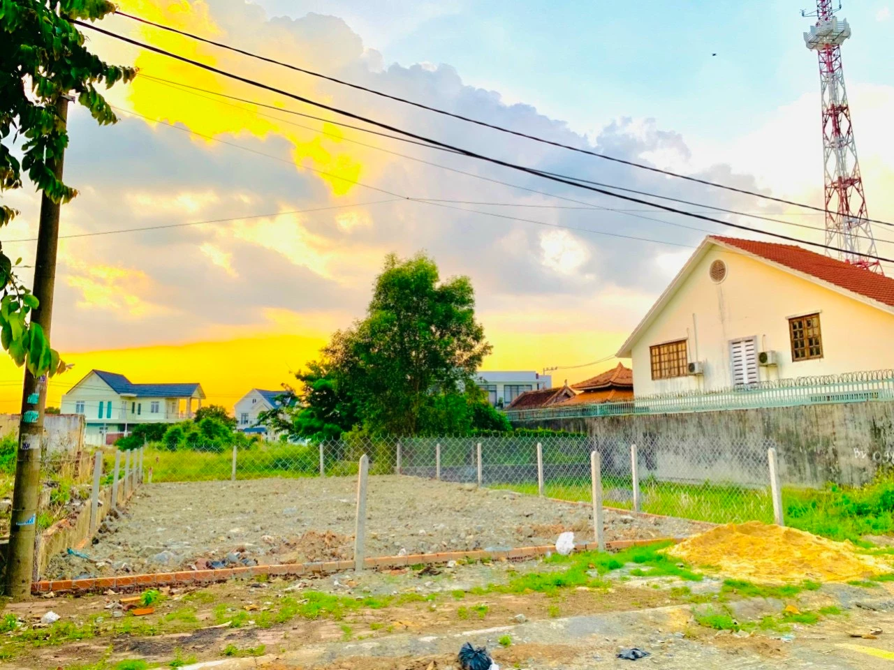 KẸT TIỀN BÁN GẤP LÔ ĐÁT TẠI TÂN PHÚ TRUNG CỦ CHI 300M2 GIÁ 620 TRIỆU , SHR