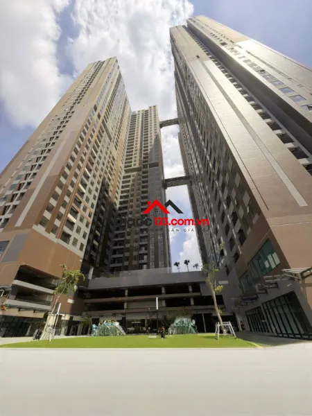 Cho thuê 2pn 74m2 sẵn 2 máy lạnh, rèm, giàn phơi giá 6,5tr/tháng tại a&t sky garden