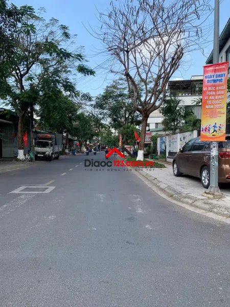 Bán biệt thự đông tăng long 10x30m mặt tiền đường 16m, sổ hồng riêng, giá hơn 19 tỷ