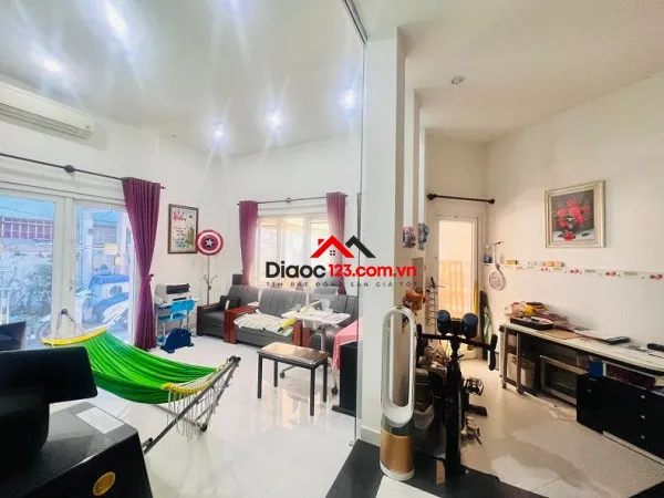 Bán nhà hxh cách mạng tháng 8, p10, q3, 156m2, 2 tầng, giá cực rẻ
