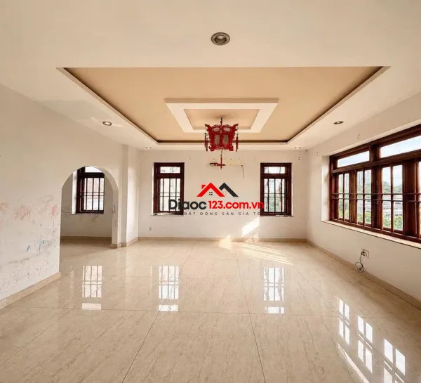 Bán biệt thự mặt tiền khu sân bay tsn, p2, tân bình cũ, 348m2, 3 tầng, ngang 14m, nở hậu